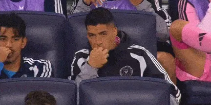 注册观看-替补待命，苏亚雷斯坐在替补席上啃起了手指